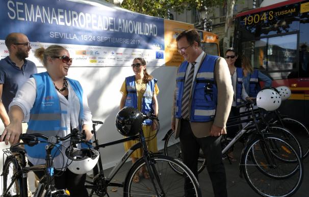 Ayuntamiento de Sevilla, el primero en unirse a la campaña que sustituye el coche oficial por bicicletas