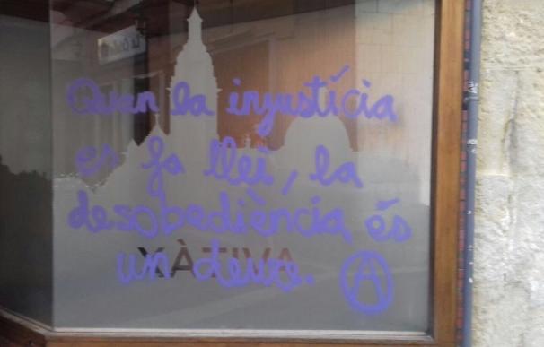 Pintadas en la sede del PP de Xàtiva de que "cuando la injusticia se hace ley, la desobediencia es un deber"
