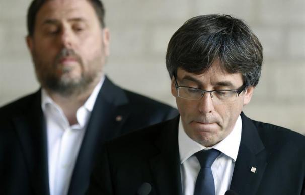El presidente de la Generalitat, Carles Puigdemont, y su vicepresidente Oriol Junqueras (EFE/Andreu Dalmau)