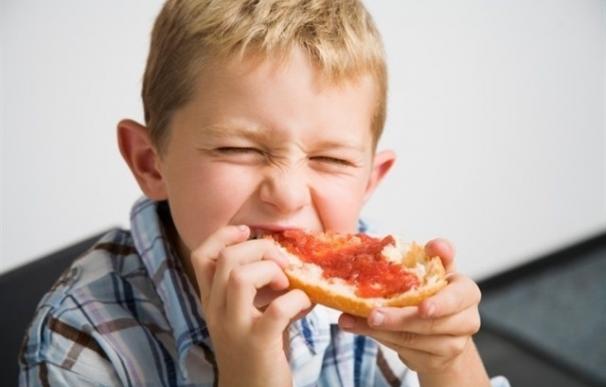 Compromís pregunta al Gobierno si "también recurrirá que los niños almuercen fruta" por la norma que prepara el Consell