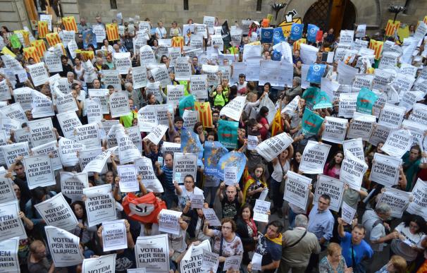 Mil personas participan en Lleida en la pegada de carteles a favor del referéndum