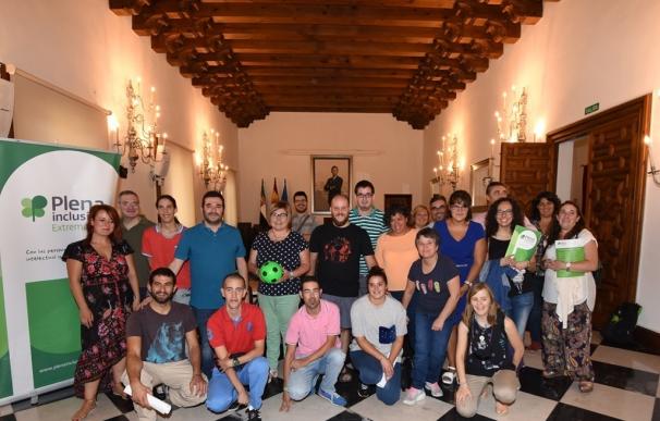 Jóvenes de la Comunidad de Experiencias de Extremadura entregan a Rosario Cordero un estudio sobre sus necesidades