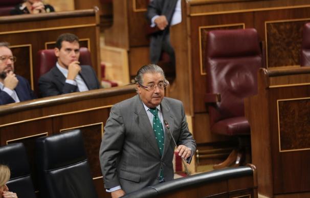 Zoido reclama mejor "coordinación" con los Mossos y pide a Puigdemont que ceje en sus "burdas mentiras"