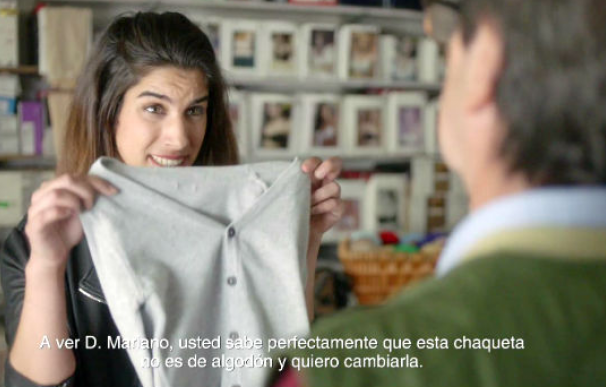 Escena del vídeo electoral del PSOE en que una clienta quiere cambiar una prenda en la tienda de Mariano.