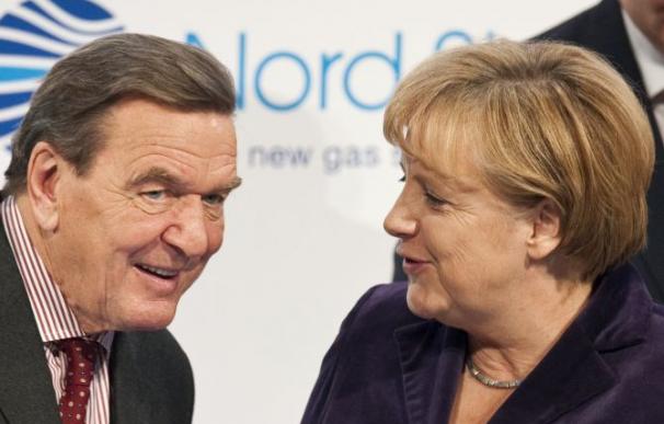Gerhard Schroeder, socialdemócrata, y Angela Merkel, democratacristiana, firmaron un gobierno de coalición en 2005