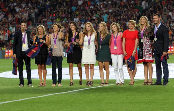 Los diez medallistas homenajeados, en el medio del Camp Nou