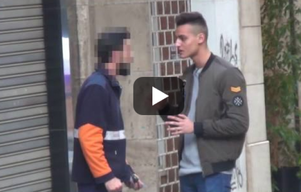 El famoso youtuber MrBomba se llevó una bofetada en directo por insultar a un trabajador de la calle.