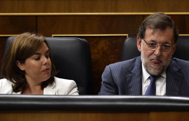 El presidente del Gobierno, Mariano Rajoy, y la vicesecrataria del Gobierno, Soraya Sáenz de Santamaría