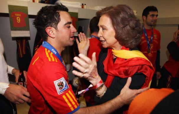 Xavi Hernández saluda a la reina Sofía con ocasión de la victoria española en el mundial de Sudáfrica de 2010.