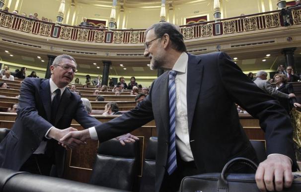 El presidente del Gobierno, Mariano Rajoy, y el exministro de Justicia, Ruiz Gallardón, en el Congreso de los Diputados
