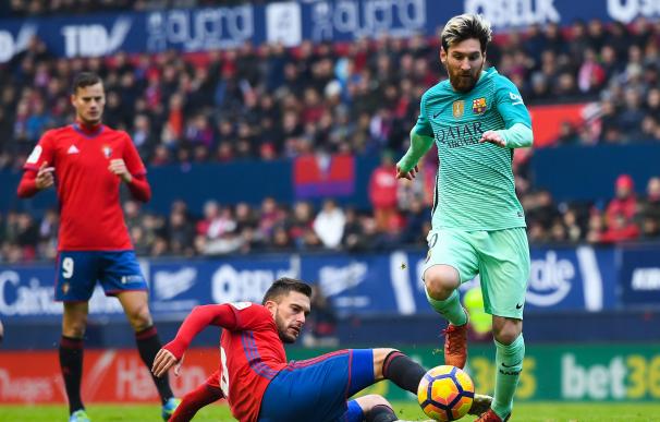 El pichichi Messi tira del carro y agarra al Barça a La Liga en El Sadar (0-3)