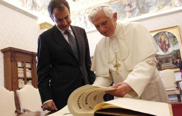 El presidente de Gobierno de España entre 2004 y 2011, José Luis Rodríguez Zapatero, con el papa Benedicto XVI