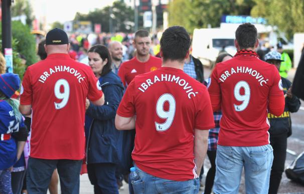 Fans del Manchester United con la camiseta de Zlatan Ibrahimovic.