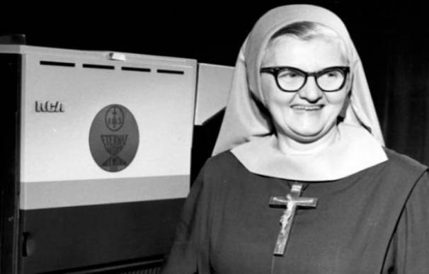 Con 58 años, la Madre Angélica comenzó las emisiones de un canal católico que haría historia.