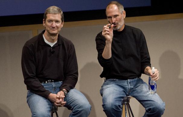 Steve Jobs y Tim Cook juntos durante la presentación del MacBook Air en Cupertino en 2007