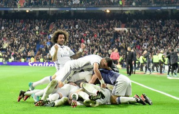 El Real Madrid festeja en grupo el 3-2 de Sergio Ramos al Depor.