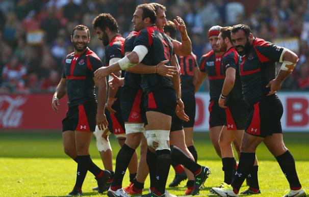 Jugadores de la selección de rugby de Georgia felicitan a Mamuka Gorgodze tras su ensayo ante Tonga/AFP.