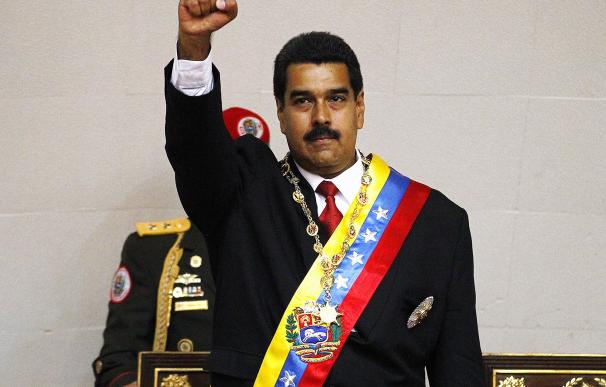 Puño en alto, el presidente Maduro toma posesión de su cargo.