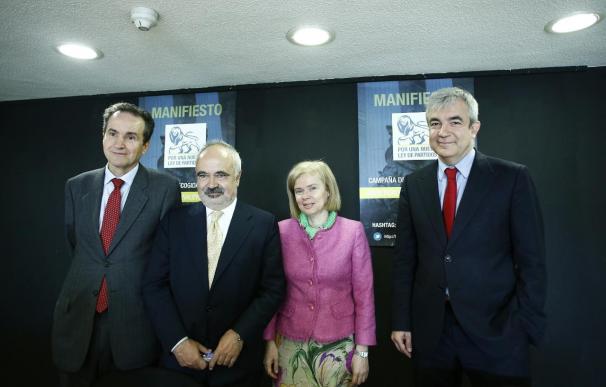 De izquierda a derecha, los promotores del manifiesto: Carles Casajuana, César Molinas, Elisa de la Nuez y Luis Garicano.