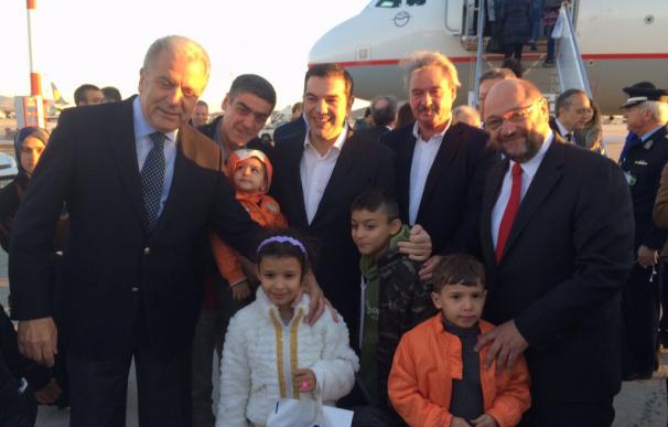 El primer ministro Tsipras, en el centro de la foto, junto al presidente de la Eurocámara, Martin Schulz, a la derecha, despiden a los primeros refugiados de Grecia.