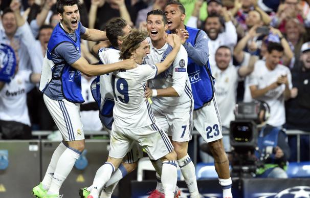 Los jugadores del Real Madrid, eufóricos tras el 3-2 de Ronaldo en la prórroga.