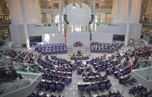 El Bundestag queda constituido con Merkel negociando su coalición