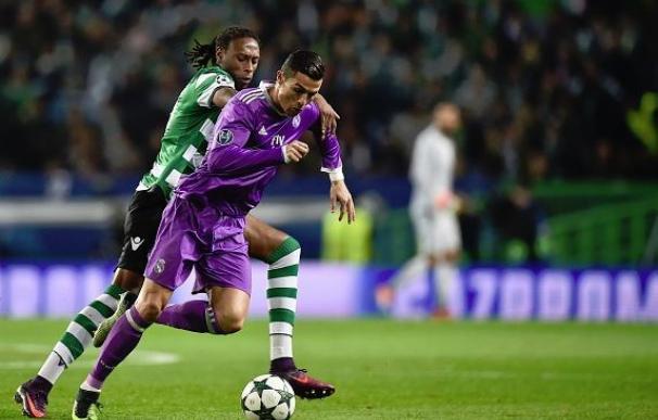 Ronaldo pugna por un balón ante Semedo.