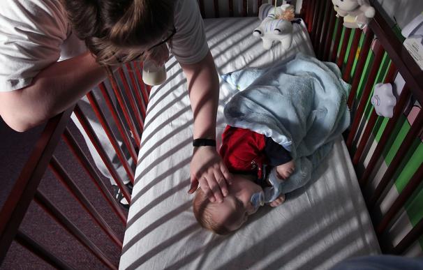 Imagen de recurso de un bebé durmiendo en su cuna