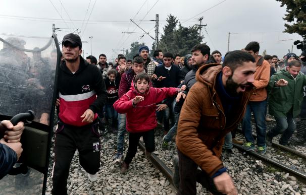 Penetraron en la vía férrea y rompieron parte de la valla alambrada entre Macedonia y Grecia gritando "¡Abran las fronteras!".