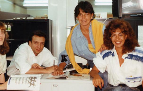María José Sáez, primera por la derecha, a principios de los noventa.