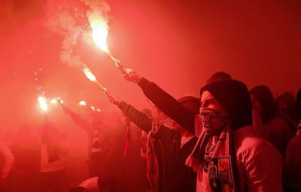 Los ultras del Legia de Varsovia con sus bengalas.