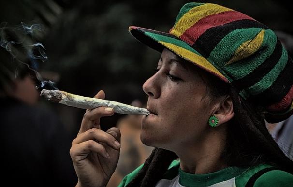 La Justicia italiana permite ver porno mientras comes en el trabajo, pero no fumar cannabis