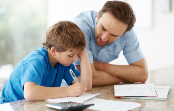 Los deberes escolares que deben realizar en casa los hijos no deben quitarle tiempo a otras actividades necesarias como el juego o el deporte