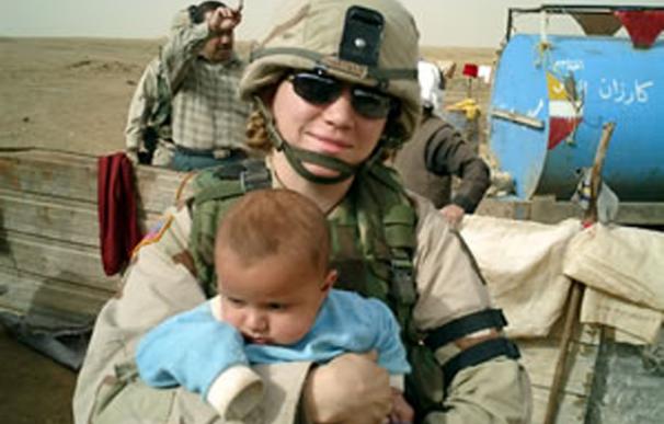 Una militar de EEUU posa con un bebé