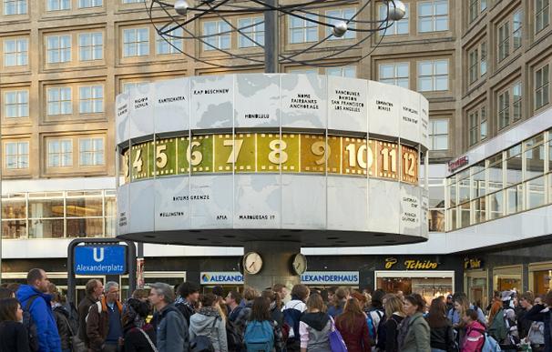 El 'Reloj del Mundo' en la Plaza del Alex de Berlín es un lugar de encuentro