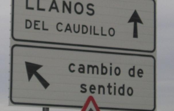 Señal de tráfico a la entrada del municipio de Llanos del Caudillo