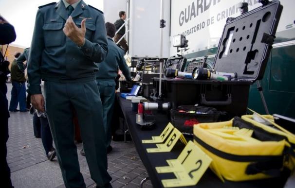 La Guardia Civil abre al público las puertas de su camión laboratorio de criminalística