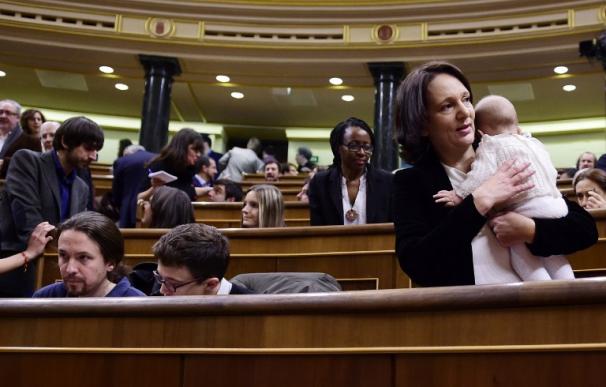 Carolina Bescansa lleva a su bebé al Congreso