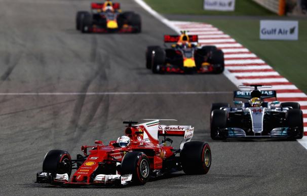 Vettel aguantó el envite a Hamilton tras adelantarle en la salida.