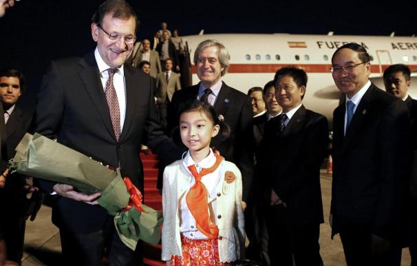 El embajador Manuel Alonso (en la imagen tras la niña china) ha rechazado las acusaciones por violencia de género.