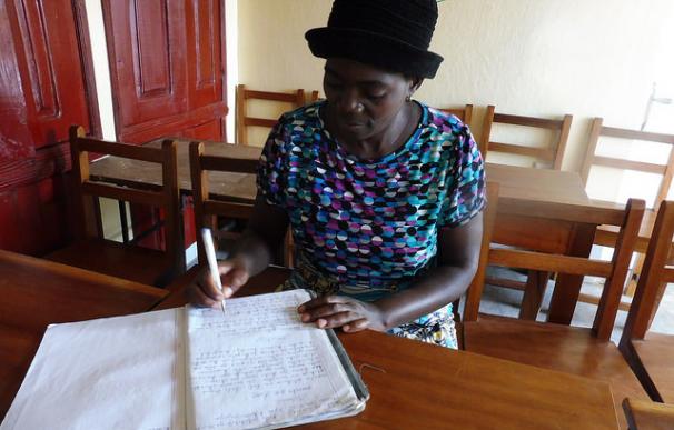 La congoleña Ngomba Ngoy Anastasie, madre de 12 hijos, ha conseguido aprender a leer y escribir en solo un año