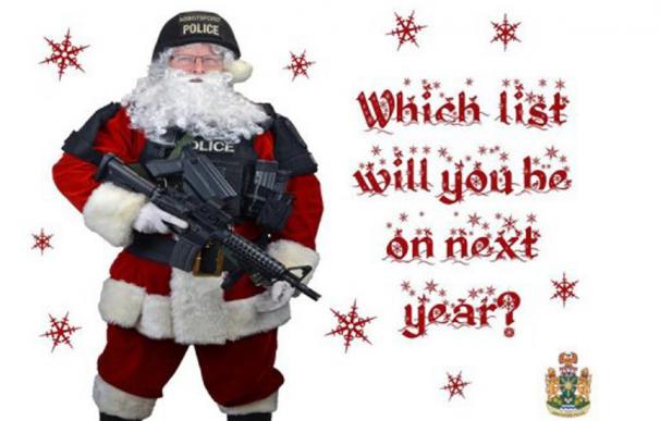 El jefe de policía de una ciudad canadiense envía una felicitación navideña a los delincuentes vestido de Papa Noel y armado con una ametralladora