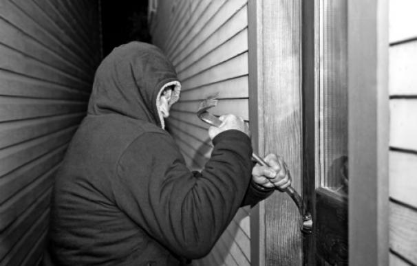 Por unos pocos cientos de euros, mafias organizadas revientan la puerta de una casa, cambian la cerradura y la entregan a los nuevos "inquilinos".