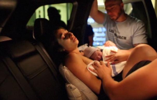 Imagen de la mujer, tras haber dado a luz a su hija dentro del coche en el aparcamiento del hospital.