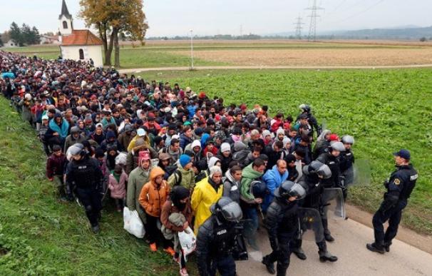 La policía escolta a un millar de refugiados en la frontera croata / AFP