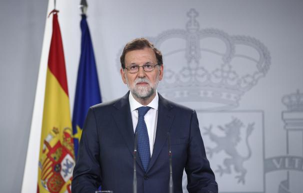 Rajoy advierte a Puigdemont que hará todo lo necesario "sin renunciar a nada" para defender la democracia