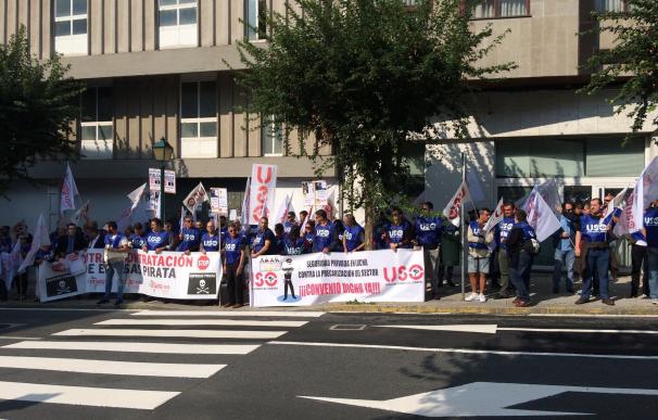 Decenas de trabajadores de la seguridad privada en Galicia exigen "el fin de la precariedad" en el sector