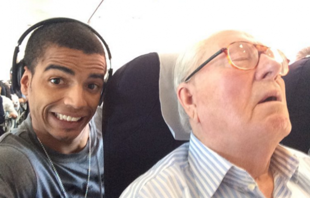 El bailarín Brahim Zaibat se hizo este selfie con Jean Marie Le Pen cuando el fundador del Frente Nacional francés estaba durmiendo en el avión