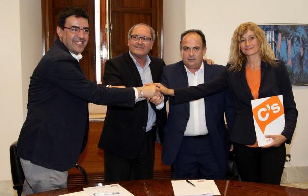 PSOE-A y Ciudadanos firman los acuerdos que convertirán a Díaz en presidenta el jueves