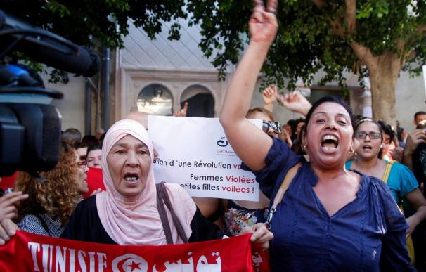 Cientos de tunecinos apoyan a la joven violada, acusada de atentar contra el pudor